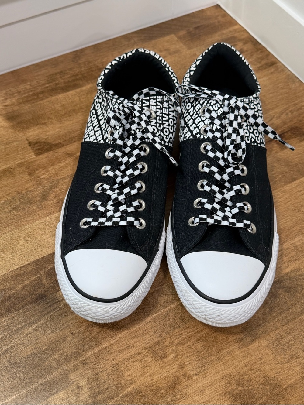 Converse Black & White Low-Top Sneakers -video in listing